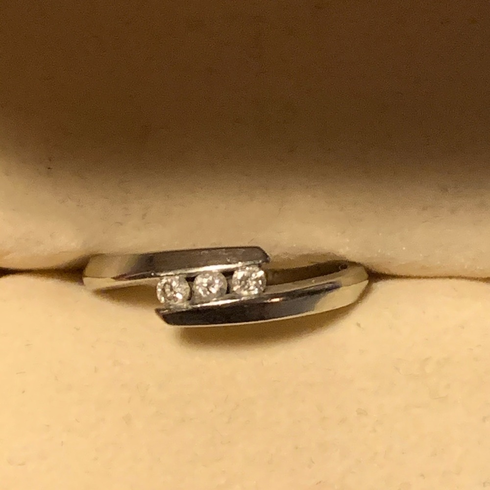 18k white gold ring size 6